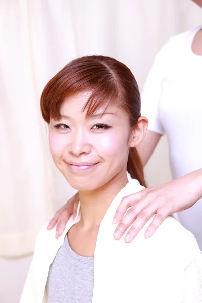 Woman getting a shoulder massage　 — Foto Stock